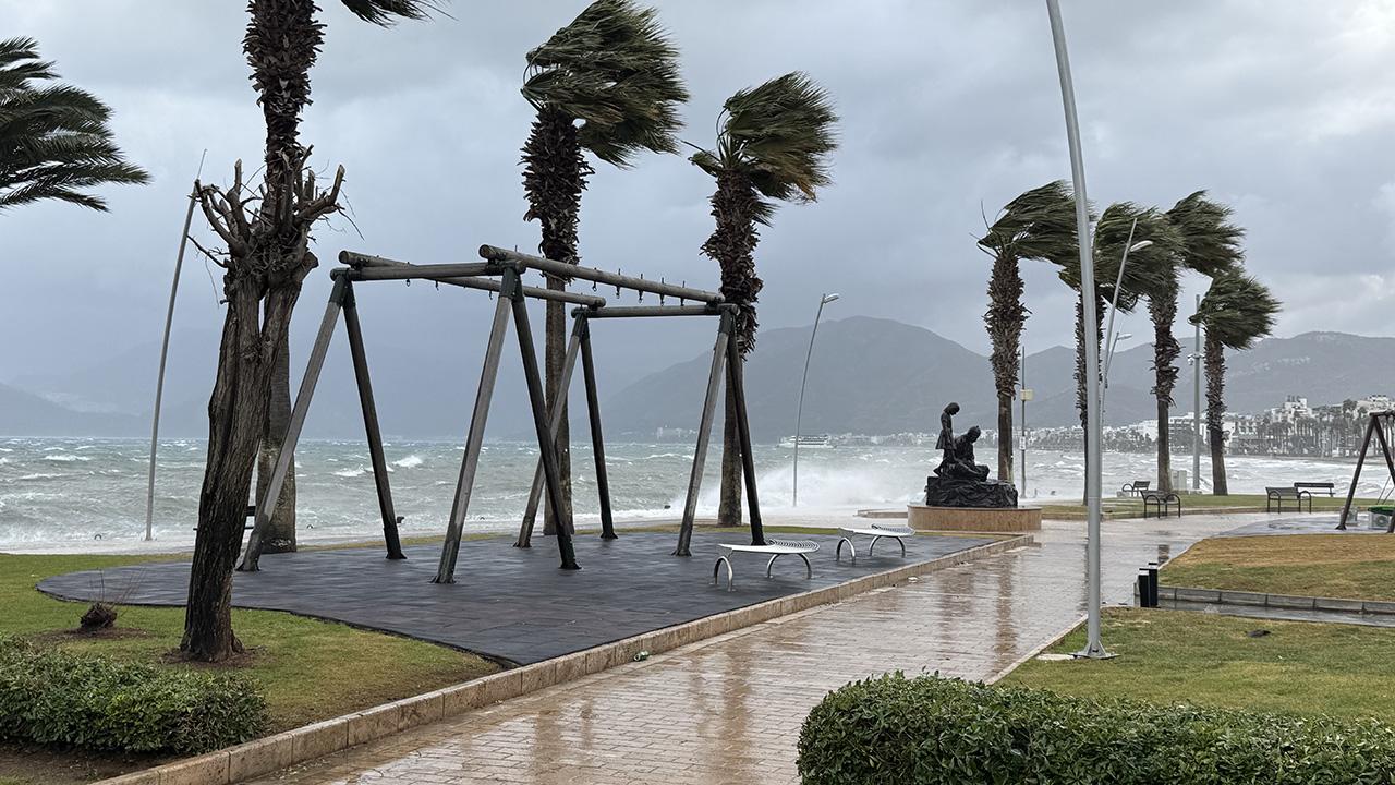 Antalya'da Fırtına Alarmı Okullar Tatil Edildi